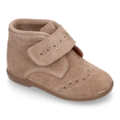 Botita niños clásica sin cordones tipo Blucher en piel serraje con diseño pala vega.