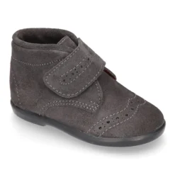 Botita niños clásica sin cordones tipo Blucher en piel serraje con diseño pala vega.