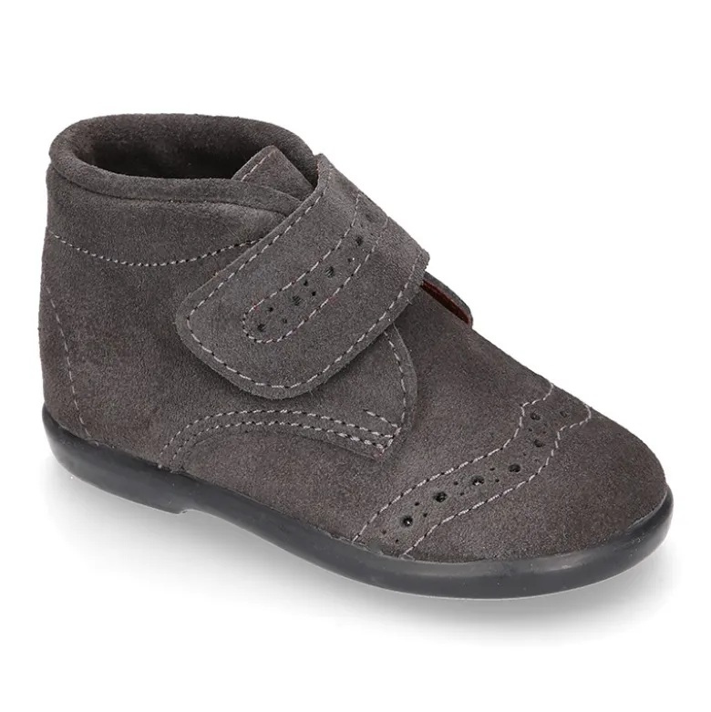 Botita niños clásica sin cordones tipo Blucher en piel serraje con diseño pala vega.