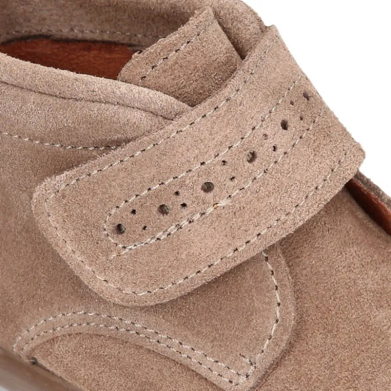 Botita niños clásica sin cordones tipo Blucher en piel serraje con diseño pala vega.