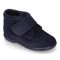 Botita niños clásica sin cordones tipo Blucher en piel serraje con diseño pala vega.