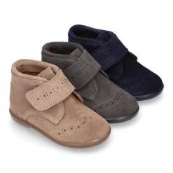 Botita niños clásica sin cordones tipo Blucher en piel serraje con diseño pala vega.