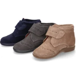 Botita niños clásica sin cordones tipo Blucher en piel serraje con diseño pala vega.