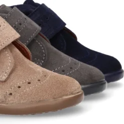 Botita niños clásica sin cordones tipo Blucher en piel serraje con diseño pala vega.
