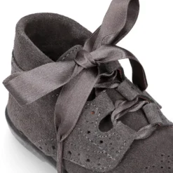 Botita Niños clásica tipo INGLESITA con cordones lazo en piel serraje.