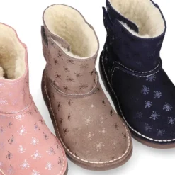 Botita niños con cierre adherente y forro BORREGO en piel serraje estampado.