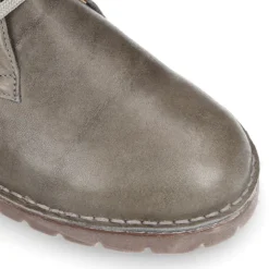 Botita niños con cordones en piel lisa y suela gruesa.