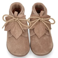 Botita Niños con diseño con HOJA en piel serraje.