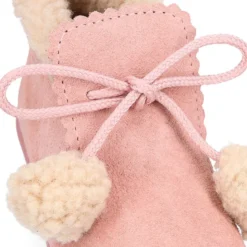 Botita niños con pompones y cuello borreguito en piel serraje.