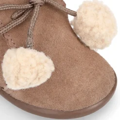 Botita niños con pompones y cuello borreguito en piel serraje.