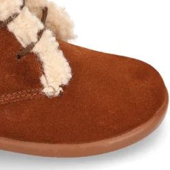 Botita niños en piel serraje con diseño con vivo en borreguito.