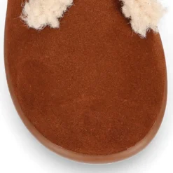 Botita niños en piel serraje con diseño con vivo en borreguito.
