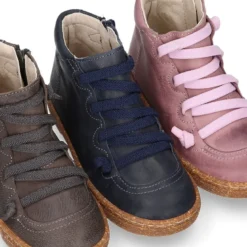 Botita niños OKAA ECO con cordones elásticos y cremallera en Piel Napa RÚSTICA SUAVE.