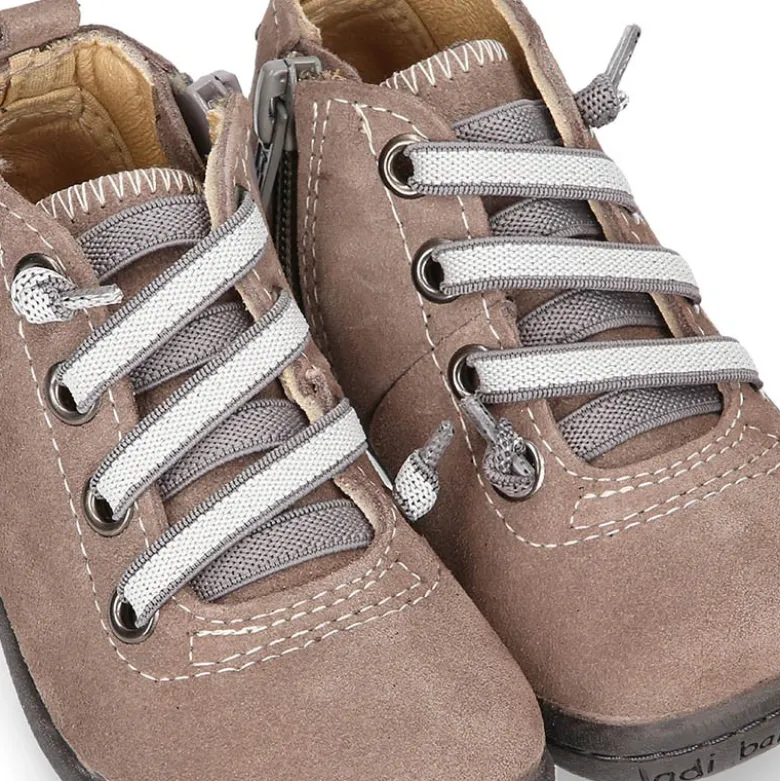 Botita niño sport con puntera y talonera con cordones elásticos en serraje.