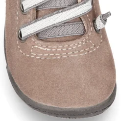 Botita niño sport con puntera y talonera con cordones elásticos en serraje.