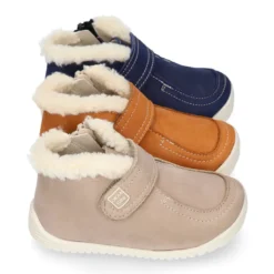 Botita niños respetuosa OKAA FLEX tipo Wallabee con cuello borrego en piel Nobuck.