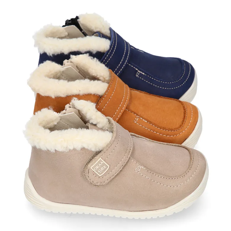 Botita niños respetuosa OKAA FLEX tipo Wallabee con cuello borrego en piel Nobuck.