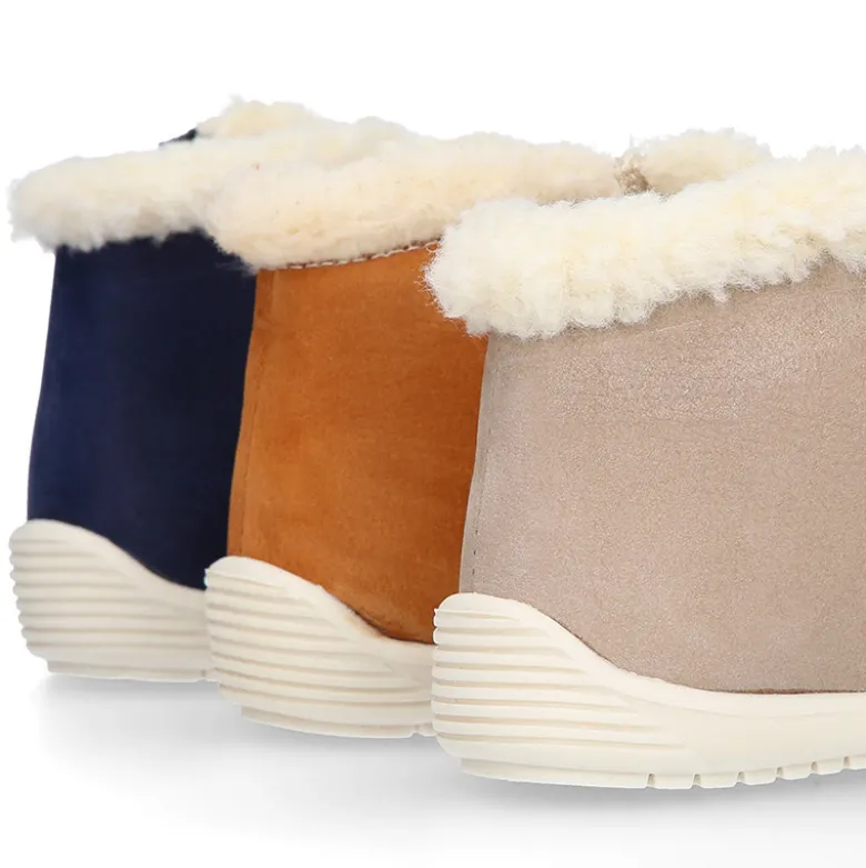 Botita niños respetuosa OKAA FLEX tipo Wallabee con cuello borrego en piel Nobuck.