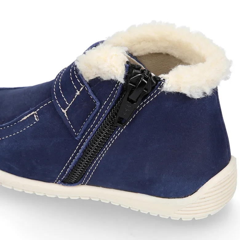Botita niños respetuosa OKAA FLEX tipo Wallabee con cuello borrego en piel Nobuck.