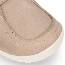 Botita niños respetuosa OKAA FLEX tipo Wallabee con cuello borrego en piel Nobuck.