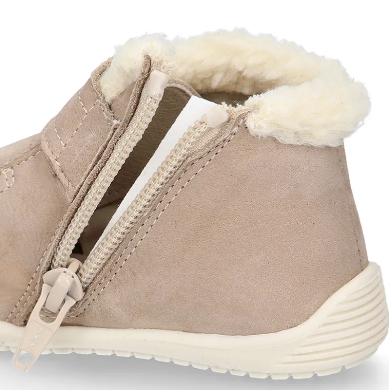 Botita niños respetuosa OKAA FLEX tipo Wallabee con cuello borrego en piel Nobuck.