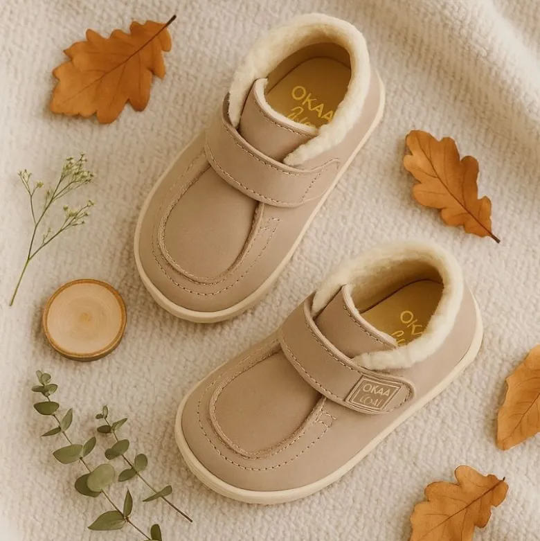 Botita niños respetuosa OKAA FLEX tipo Wallabee con cuello borrego en piel Nobuck.