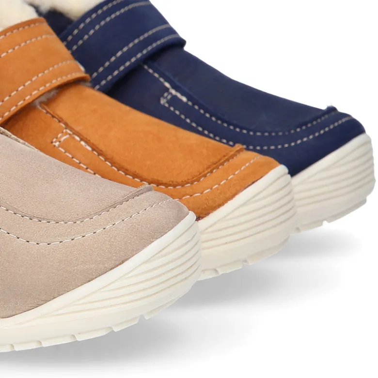 Botita niños respetuosa OKAA FLEX tipo Wallabee con cuello borrego en piel Nobuck.