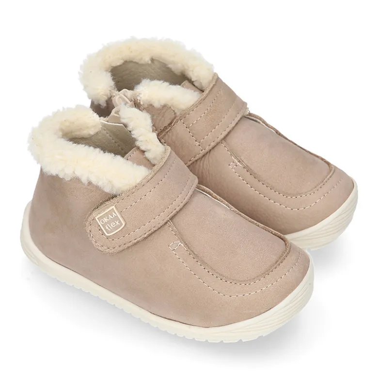 Botita niños respetuosa OKAA FLEX tipo Wallabee con cuello borrego en piel Nobuck.
