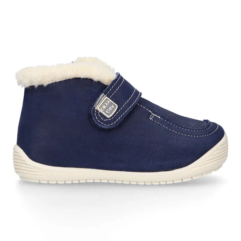 Botita niños respetuosa OKAA FLEX tipo Wallabee con cuello borrego en piel Nobuck.