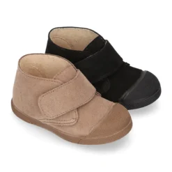 Botita niños sin cordones y con puntera en piel serraje.