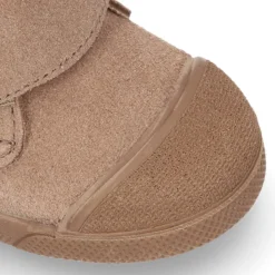 Botita niños sin cordones y con puntera en piel serraje.