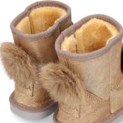 Botita niños tipo Australiana con POMPÓN Y OREJAS en piel serraje púrpura.