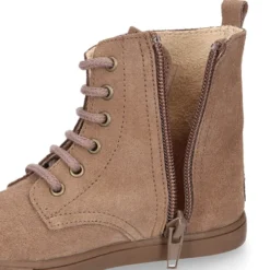 Botita niños tipo ROCKERA con cordones y cremallera en piel serraje.