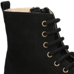 Botita niños tipo ROCKERA con cordones y cremallera en piel serraje.