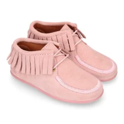 Botita niños tipo Wallabi con cordones y FLECOS en piel serraje.