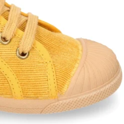 Botita niños tipo zapatilla con cordones y puntera en PANA.