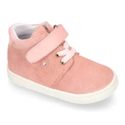 Botita niños tipo zapatilla OKAA CASUAL con cordones elásticos en piel serraje.