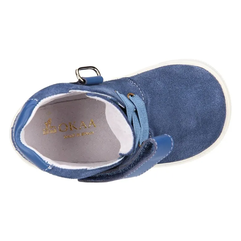 Botita niños tipo zapatilla OKAA CASUAL con cordones elásticos en piel serraje.