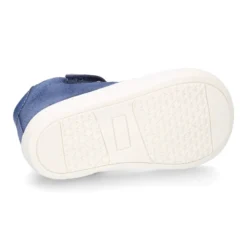 Botita niños tipo zapatilla OKAA CASUAL con cordones elásticos en piel serraje.