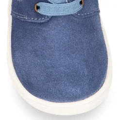 Botita niños tipo zapatilla OKAA CASUAL con cordones elásticos en piel serraje.