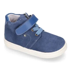 Botita niños tipo zapatilla OKAA CASUAL con cordones elásticos en piel serraje.