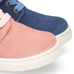 Botita niños tipo zapatilla OKAA CASUAL con cordones elásticos en piel serraje.