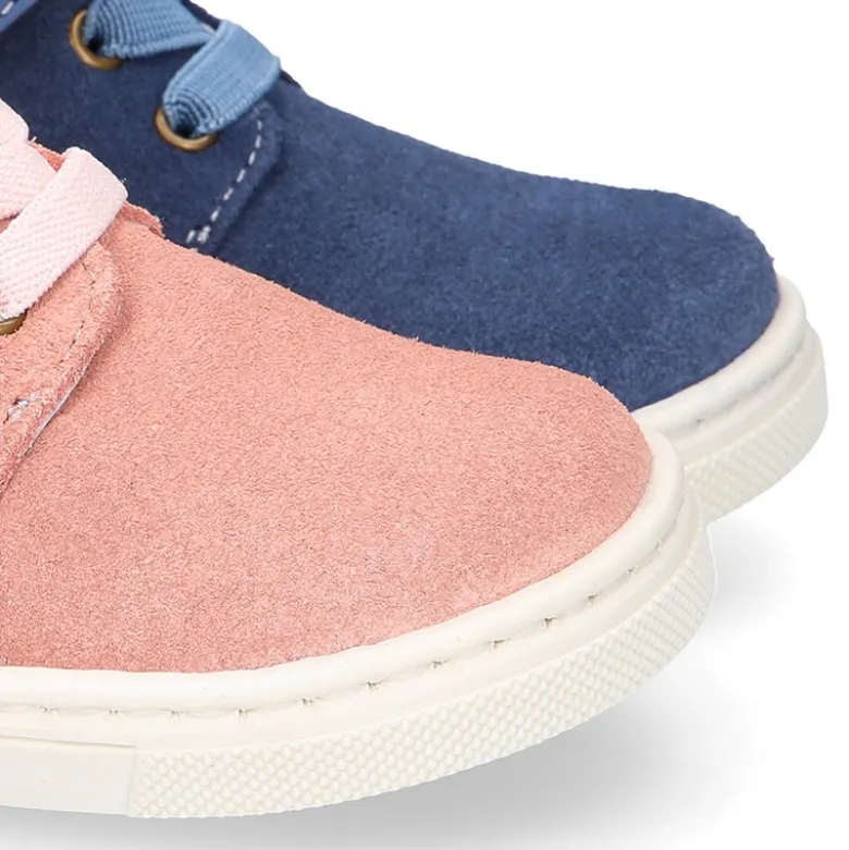 Botita niños tipo zapatilla OKAA CASUAL con cordones elásticos en piel serraje.