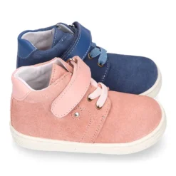 Botita niños tipo zapatilla OKAA CASUAL con cordones elásticos en piel serraje.