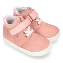 Botita niños tipo zapatilla OKAA CASUAL con cordones elásticos en piel serraje.
