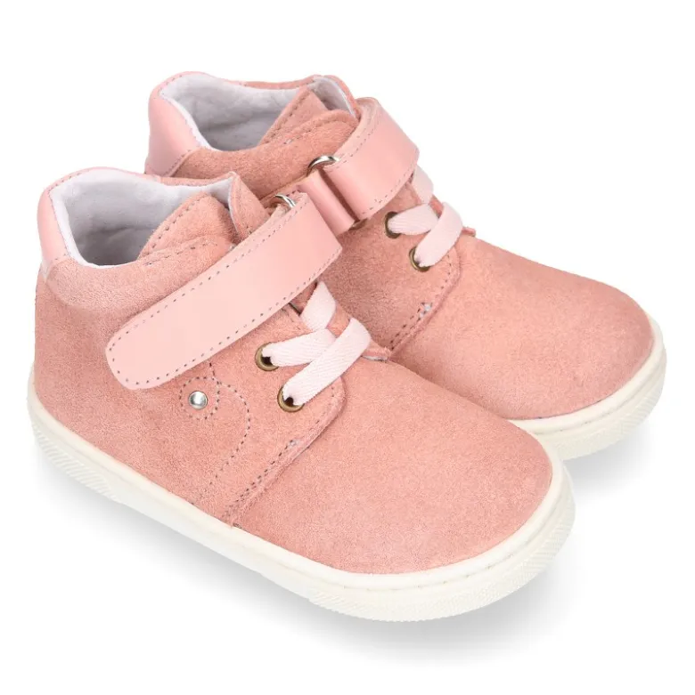 Botita niños tipo zapatilla OKAA CASUAL con cordones elásticos en piel serraje.