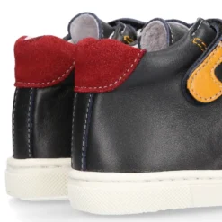 Botita niños tipo zapatilla OKAA CASUAL con cordones elásticos en piel MARINO.