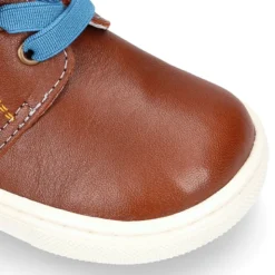 Botita niños tipo zapatilla OKAA CASUAL con cordones elásticos en piel CUERO.