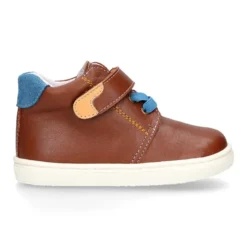 Botita niños tipo zapatilla OKAA CASUAL con cordones elásticos en piel CUERO.