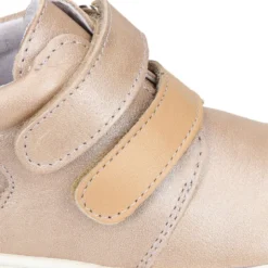 Botita niños tipo zapatilla OKAA CASUAL con cierre adherente en piel LAMINADA VISÓN.